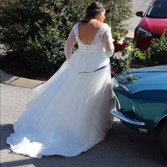 David’s bridal size 18 beautiful wedding dress - Picture 8 of 8